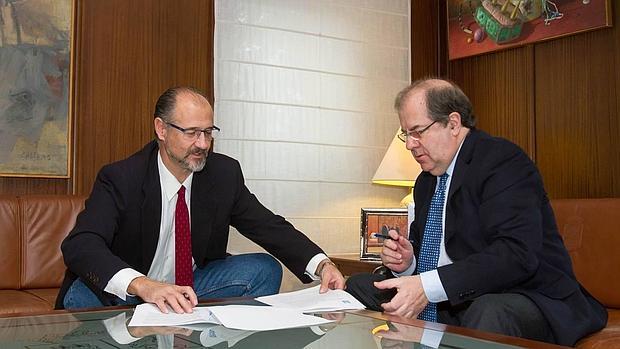 Herrera y Luis Fuentes, durante la firma del acuerdo