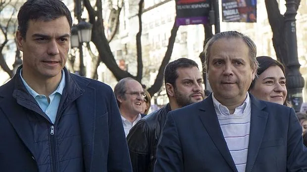 El candidato del PSOE a la Presidencia del Gobierno, Pedro Sánchez, junto al concejal socialista en el Ayuntamiento de Madrid, Antonio Miguel Carmona