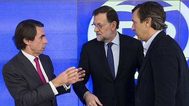 José María Aznar conversa con Mariano Rajoy y Rafael Hernando, exportavoz popular en el Congreso