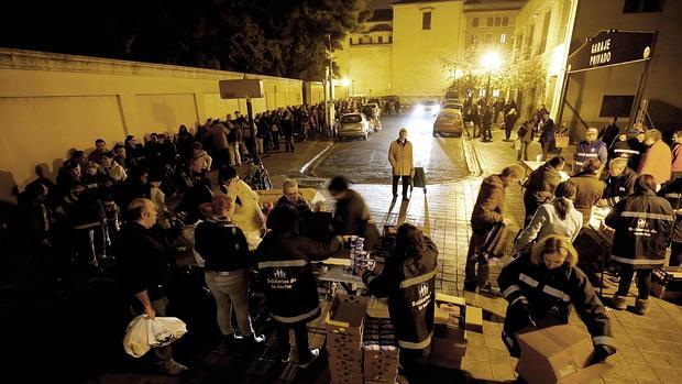 Imagen del reparto de alimentos realizado el martes por la noche en Valencia