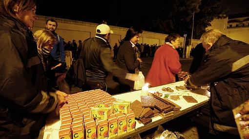 Imagen de la mesa con productos navideños