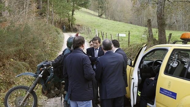 Fotografía facilitada por el Gobierno del Principado de Asturias de la visita del presidente asturiano, Javier Fernández (c), a Cangas de Onís para interesarse por el accidente de un helicóptero