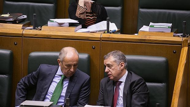 Josu Erkoreka e Iñigo Urkullu, durante el pleno del Parlamento vasco