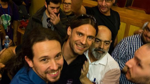 Autofoto colgada por Galindo (centro), con Iglesias, en Lanzarote