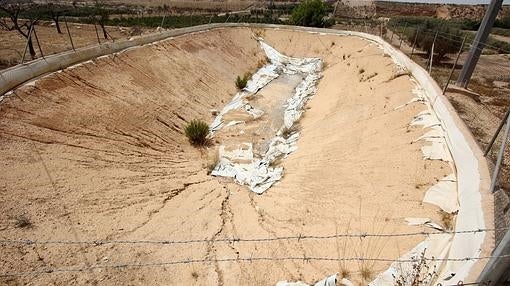 Balsa de riego seca en la comarca de la Vega Baja