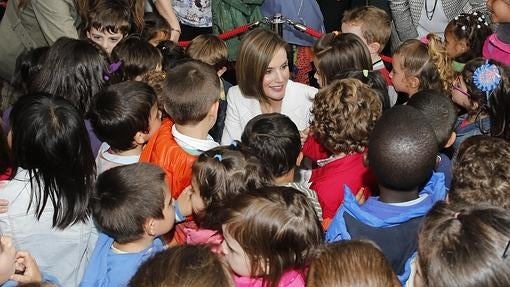 Doña Letizia, rodeada por niños