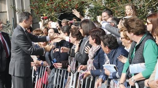 Don Felipe recibe el saludo de numerosos ciudadanos