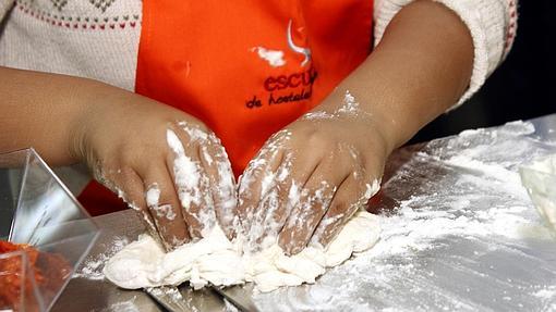 Un niño elabora un dulce navideño