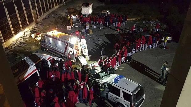 Más de 180 inmigrantes subsaharianos han conseguido esta madrugada entrar en Ceuta