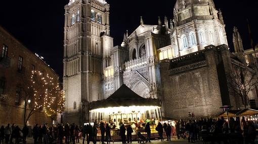 Tiovivo, en la plaza del Ayuntamiento. Al fondo la catedral