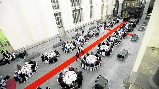 Aspecto de la cena a los «sin techo» en el Palacio de Cibeles