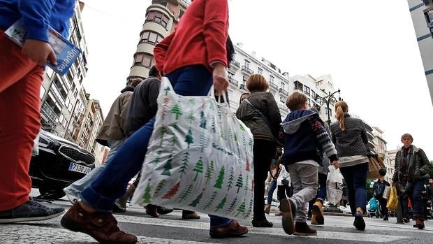 Gente de compras en el centro de Valencia