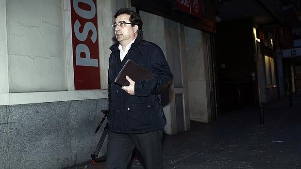 Los barones dejan negociar a Sánchez si Podemos saca el referéndum catalán del pacto