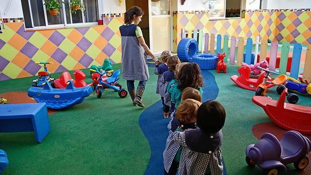 Imagen de un grupo de niños en una escuela de Valencia