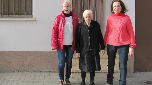 Teófila Gutiérrez en el exterior de su casa con dos de sus hijas