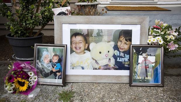 Aylán Kurdi, junto a su hermano y su madre