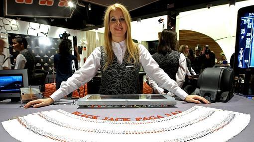 Una croupier, en la inauguración del Casino Cirsa