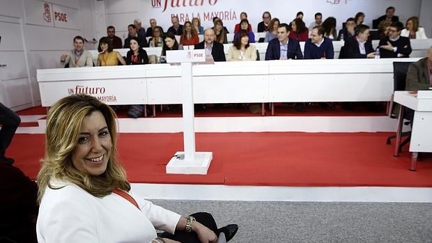 En primer término Susana Díaz, y al fondo la Ejecutiva Federal con Pedro Sánchez, ayer en Ferraz