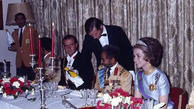 Una de las instantáneas que forma parte de la exposición. Don Juan Carlos y Doña Sofía comparten mesa con el emperador Selassie, el Ras Tafari Makonnen
