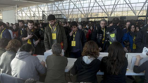 Simpatizantes de la CUP votan en la asamblea del pasado domingo