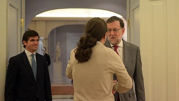Pablo Iglesias saluda a Rajoy tras su visita a Moncloa el pasado lunes