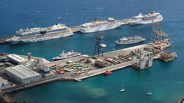 Vista panorámica del puerto de Lanzarote