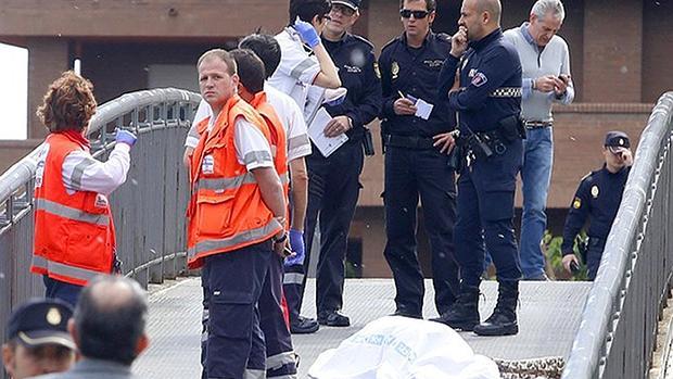 El cuerpo de Isabel Carrasco, tendido en el suelo tras ser asesinada