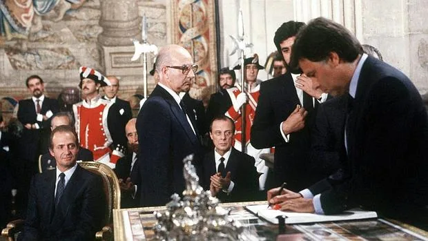 El expresidente del Gobierno, Felipe González, firma el Tratado de Adhesión a la Comunidad Económica Europea (hoy Unión Europea) el 12 de junio de 1982
