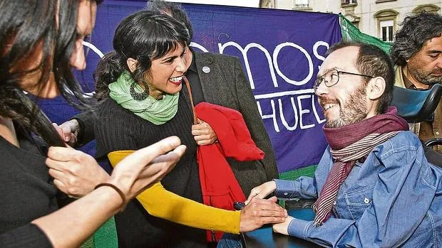 La líder andaluza de Podemos, Teresa Rodríguez, saluda al de Aragón, Pablo Echenique