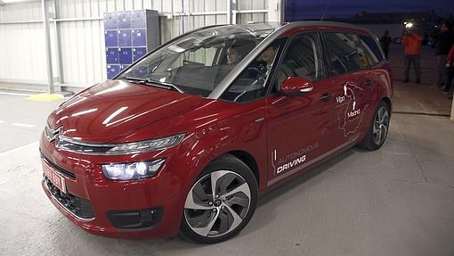 Coche autónomo a la salida de la factoría de Vigo