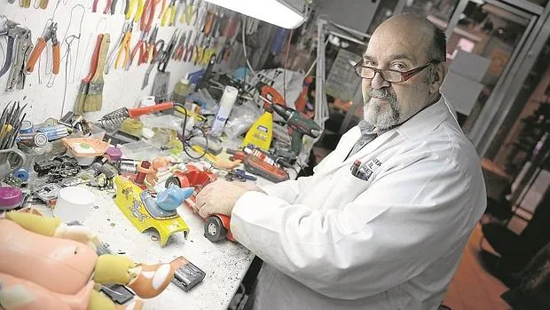 Antonio Martínez repara un cochecito de Tom y Jerry en el «Hospital del juguete», abierto desde 1945