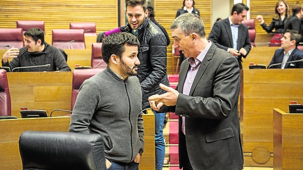 Los consellers Marzà y Climent conversan en las Cortes