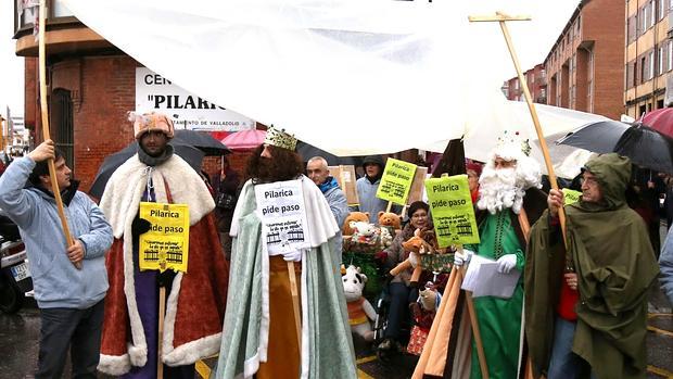 Manifestación - cabalgata de Reyes en oposición al cierre del paso a nivel