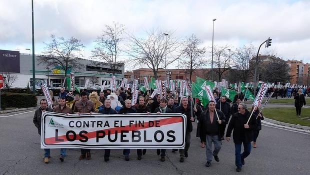 Asaja entrega su tradicional cargamento de carbón de Los Reyes Magos a la Junta