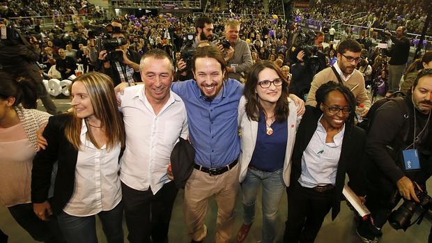 Candidatos de Compromís y Podemos, durante un mitin