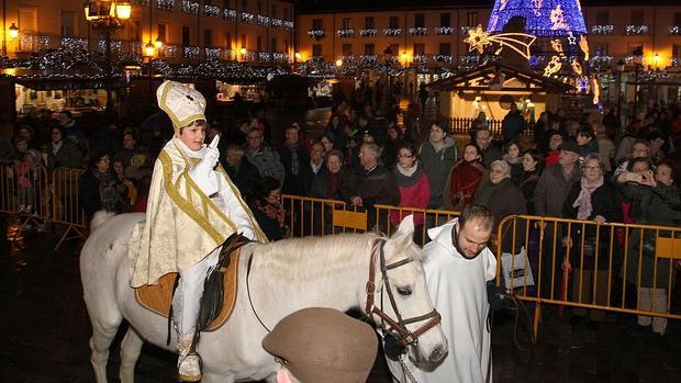 El niño del coro, Raúl Tejido, investido como «Obispillo», bendice a los asistentes a su desfile