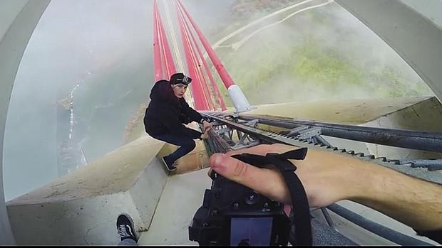 Graban en vídeo cómo trepan sin ninguna protección el puente más alto de España