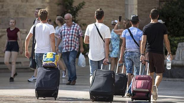 Imagen de varios turistas en el centro de Valencia