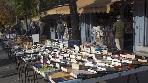 Libros expuestos en las casetas de la Cuesta de Moyano