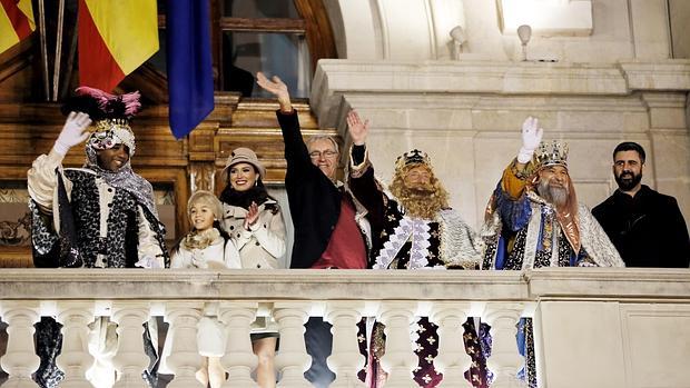 Imagen de los Reyes Magos en el balcón del Ayuntamiento de Valencia