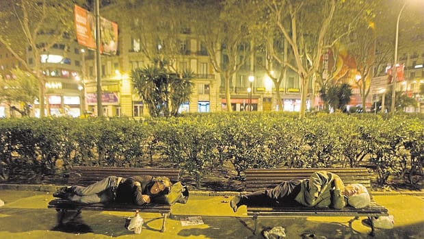 Personas sin hogar duermen en la calle, en Barcelona