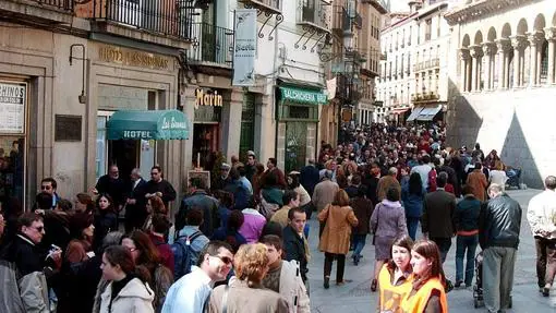 Gran bullicio en la calle Real de Segovia