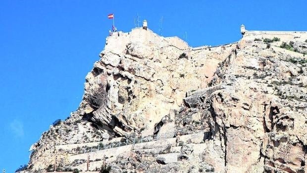 Cierran al público parte del Castillo de Santa Bárbara al tumbar el viento una antena