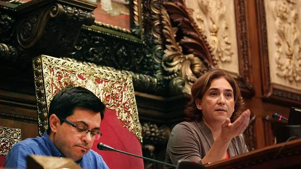 Colau y Pisarello, durante un pleno del Ayuntamiento de Barcelona