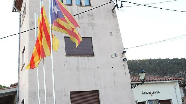 En Gallifa hubo un problema similar con la bandera española del Ayuntamiento, de un tamaño muy pequeño, como se puede observar bajo las letras "Casa de la vila"