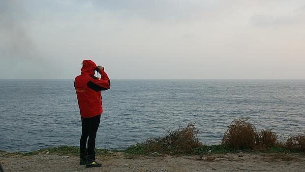 José Luis Calleja vigilando el mar para ayudar a refugiados