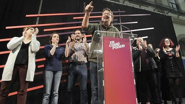 Xavier Domenech junto al equipo de En Comú Podem