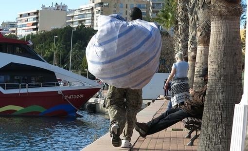 Un «mantero» pasea por la zona portuaria de Alicante