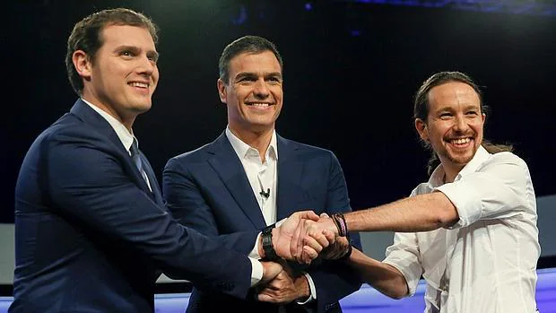 Pedro Sánchez y Pablo Iglesias, junto a Albert Rivera, antes de un debate electoral