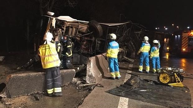 Muere el conductor de un autobús tras volcar en la M-506, en Fuenlabrada